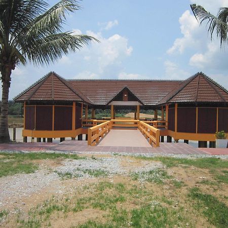 Green Village Pasir Salak Eco River Resort Kampung Gajah  Exteriör bild