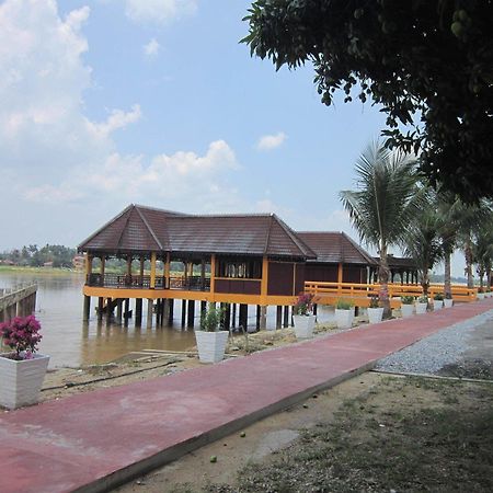 Green Village Pasir Salak Eco River Resort Kampung Gajah  Exteriör bild