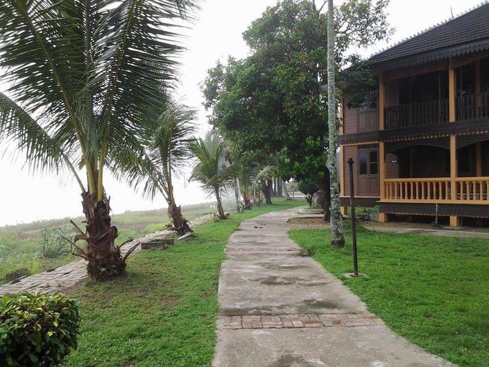 Green Village Pasir Salak Eco River Resort Kampung Gajah  Exteriör bild