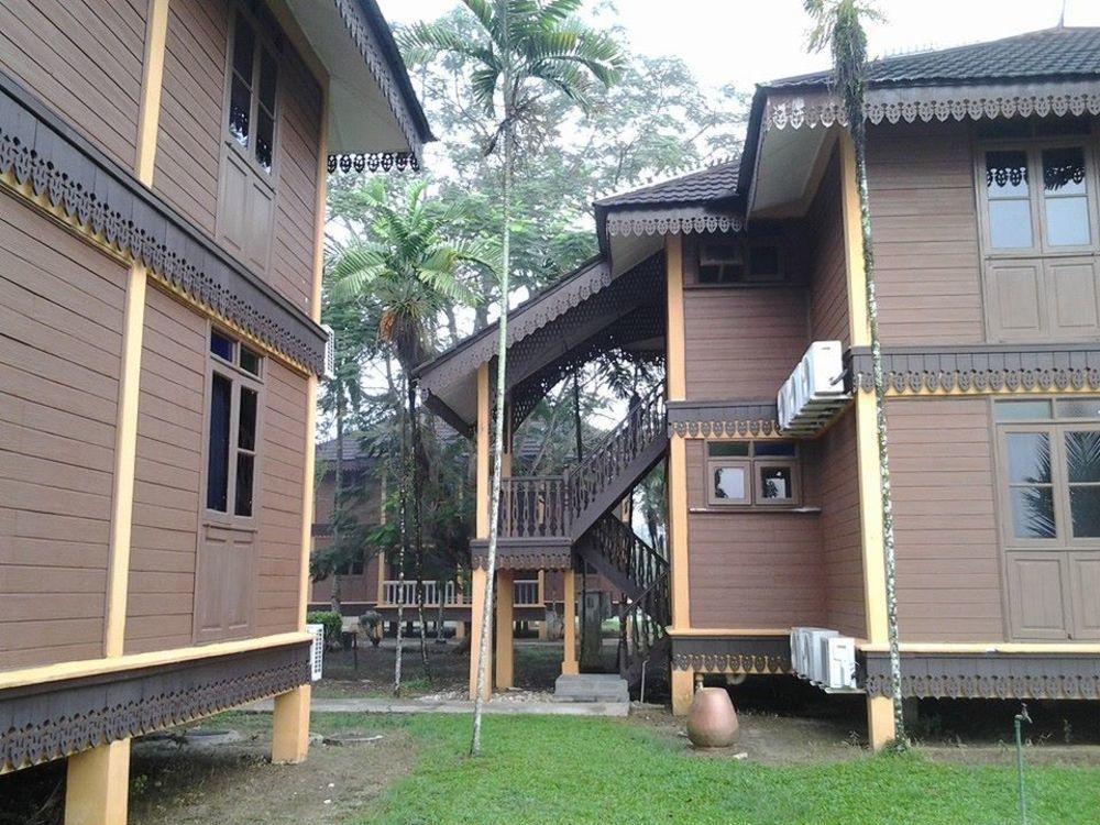Green Village Pasir Salak Eco River Resort Kampung Gajah  Exteriör bild