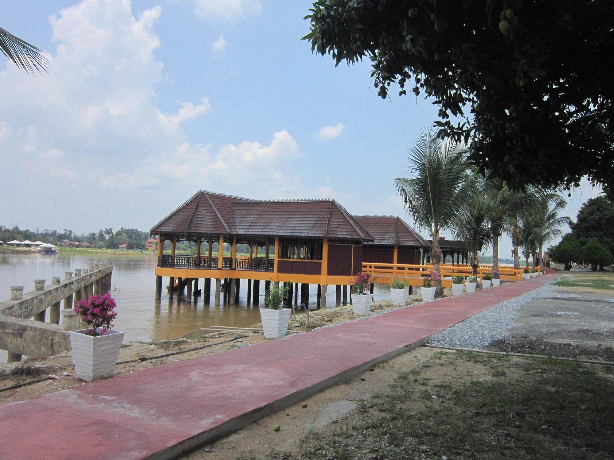 Green Village Pasir Salak Eco River Resort Kampung Gajah  Exteriör bild